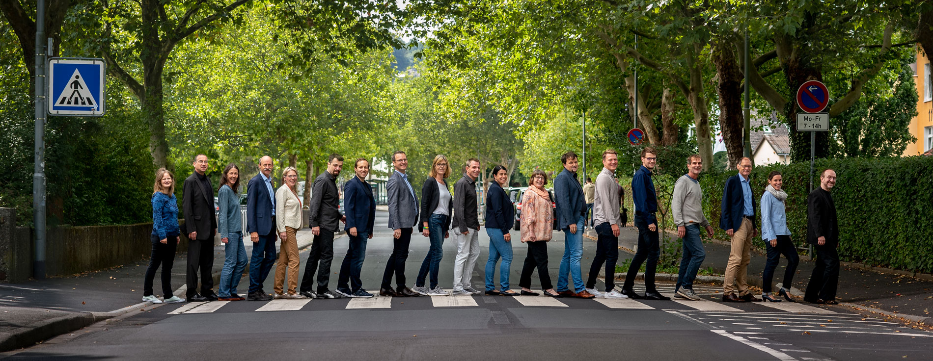 Bild Mitarbeiter auf Zebrastreifen